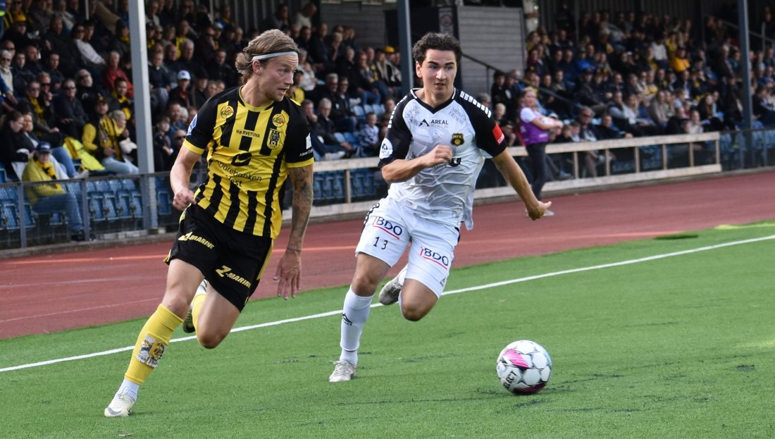 Gjestenes debutant Marius Cassidy på etterskudd mot Magnus Lankhof Dahlby i første omgang.