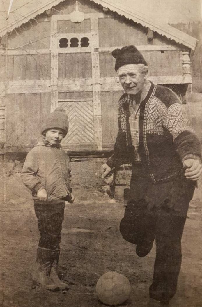 Pannel Hetland fotografert i 1972 sammen med sønnen Per Otto. Han var da fortsatt aktiv på Høydalsmo ILs A-lag i en alder av 50 år.