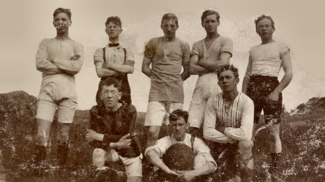 Unge fotballspillere fra Egersund fotografert en gang under første verdenskrig da de trente på en mark i Hestnes. Flere av EIKs stiftere er med på bildet.