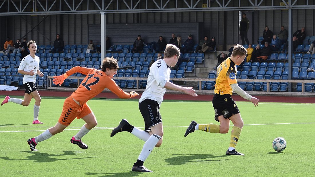 Sondre Klippenberg setter inn 3-0 til EIK helt på tampen.