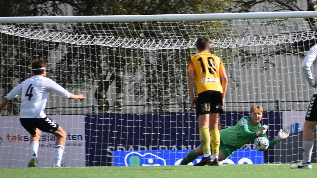 Henrik Kapstad Urdal redder straffespark mot slutten av kampen