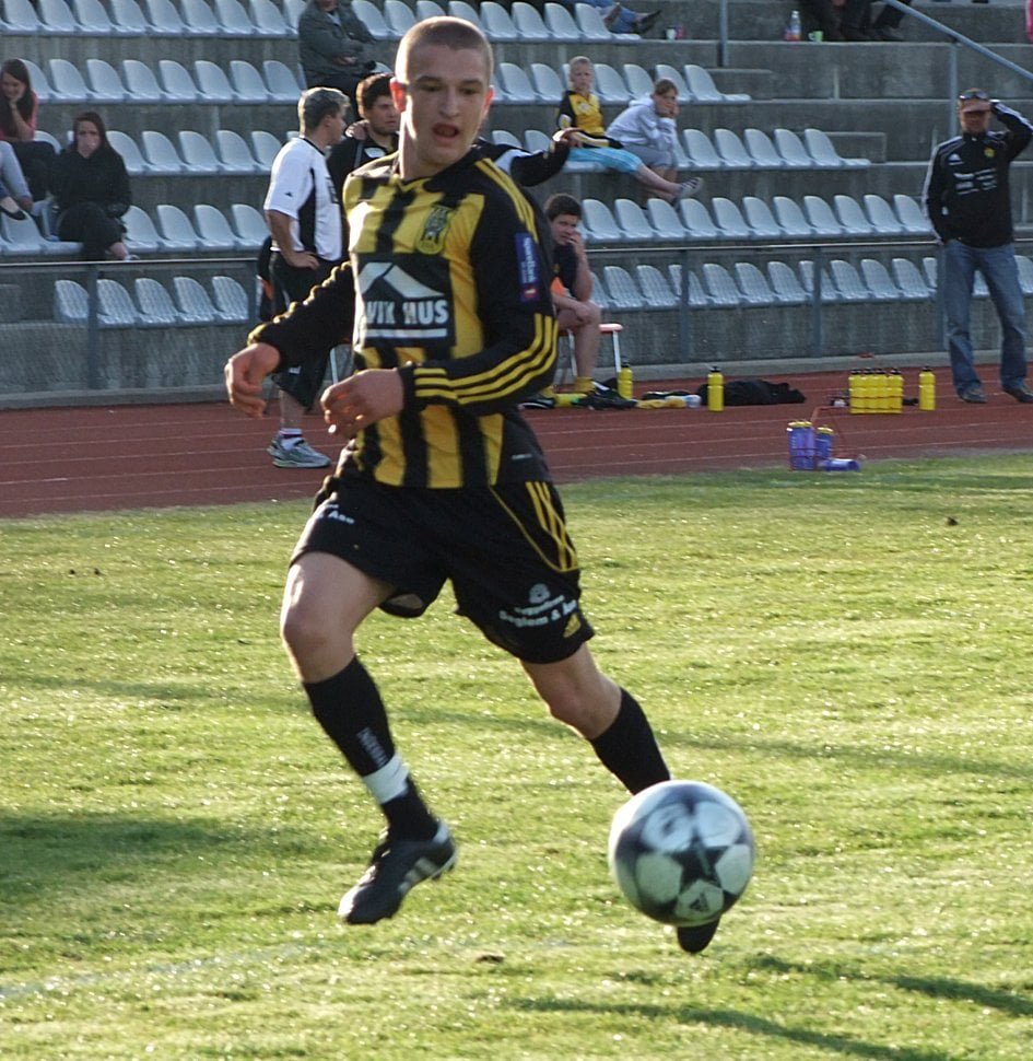 Veton Berisha i angrep for EIK i 2010. Foto Kjell Åvendal