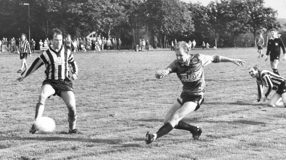 Kjell Iversen i aksjon med å blokke ett innlegg mot Sola i 1988. Foto: Dalane Tidende