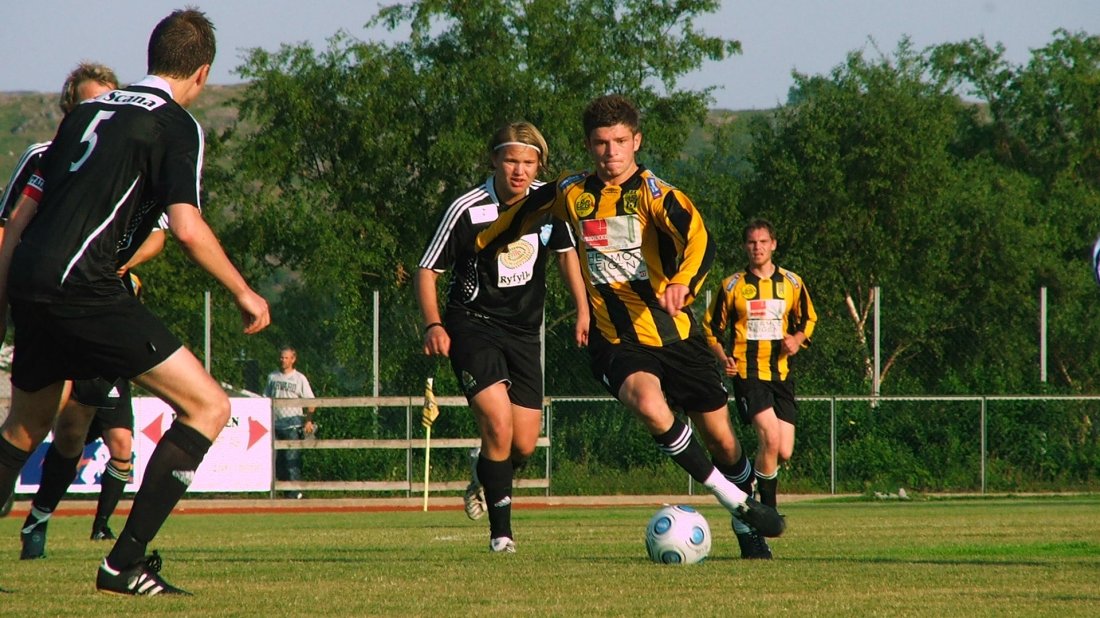 Valon Berisha driver i 2009 forbi Staal Jørpeland-spiller Per Krister Bjørlo (bror av senere EIK-spiller Morten Bjørlo). Foto: Kjell Åvendal